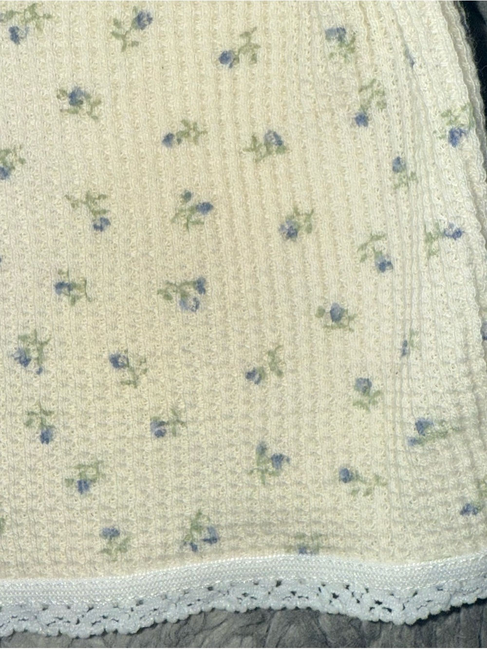 BRANDY MELVILLE EMERY FLORAL THERMAL LACE SWEATSHORTS IN BLUE GREEN FLORAL - Picture 4 of 7